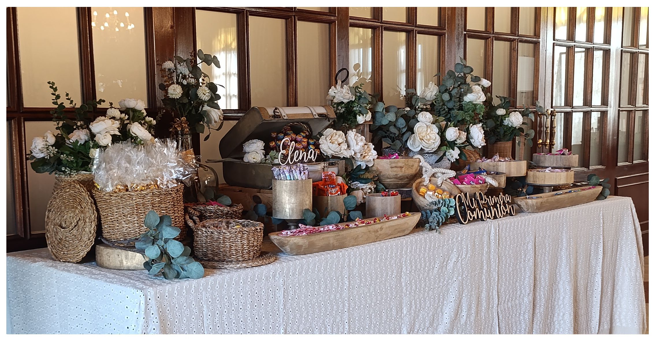 Mesa comunión rosas blancas